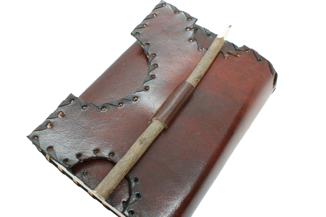 Handgjord läderbok med penna