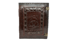 Ladda upp bild till gallerivisning, Stor handgjord läderbok med Keltisk knut
