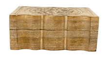 Ladda upp bild till gallerivisning, Kista/Smyckeskrin med snidat lock