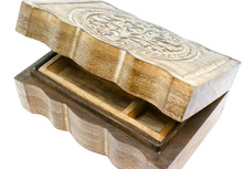 Ladda upp bild till gallerivisning, Kista/Smyckeskrin med snidat lock