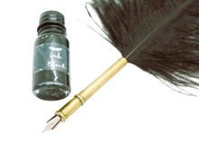 Ladda upp bild till gallerivisning, Fjäderpenna / Kalligrafipenna - The Ostrich Feather Pen - Svart