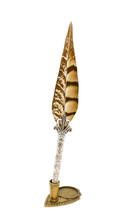 Ladda upp bild till gallerivisning, Fjäderpenna / Kalligrafipenna med lack - The Hunters Feather Pen