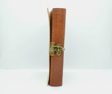 Ladda upp bild till gallerivisning, Handgjord läderbok - Keltisk knut

