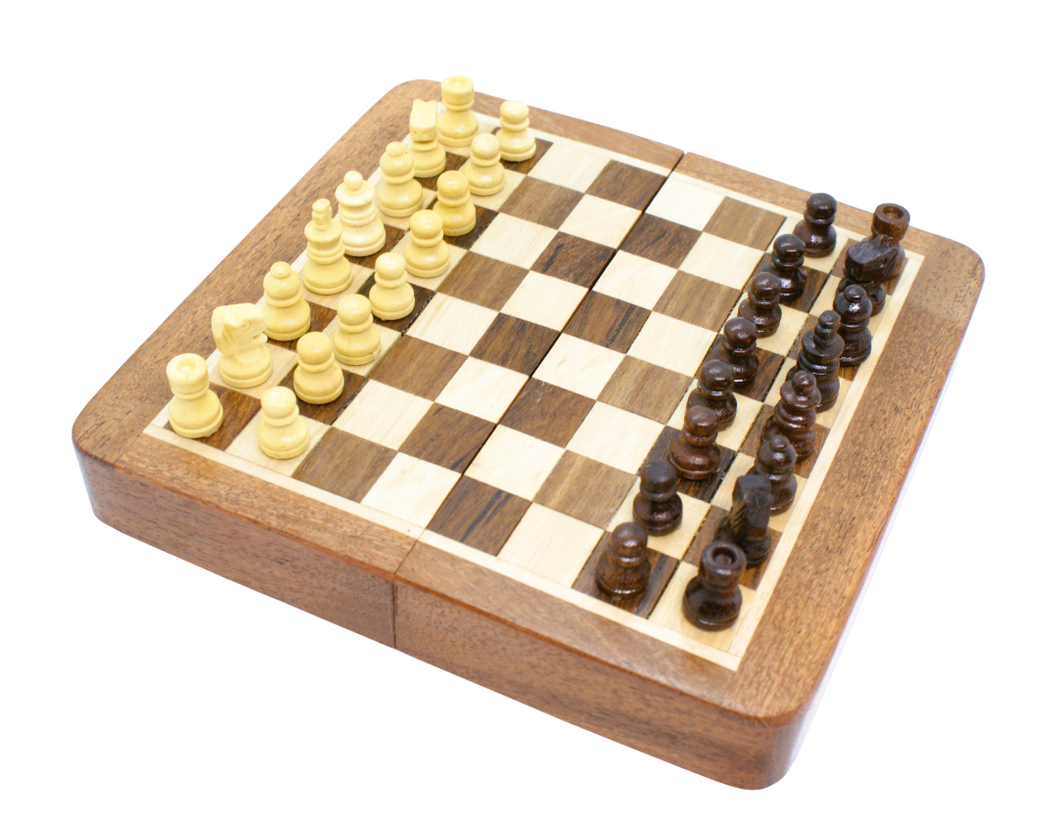 Litet fint handgjort schackspel i trä