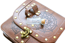 Ladda upp bild till gallerivisning, Bältesväska med en liten flaska
