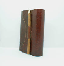 Ladda upp bild till gallerivisning, Handgjord läderbok med penna
