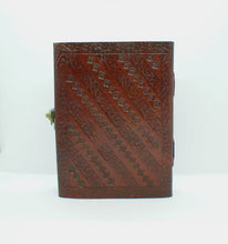 Ladda upp bild till gallerivisning, Handgjord läderbok med livets träd / Yggdrasil
